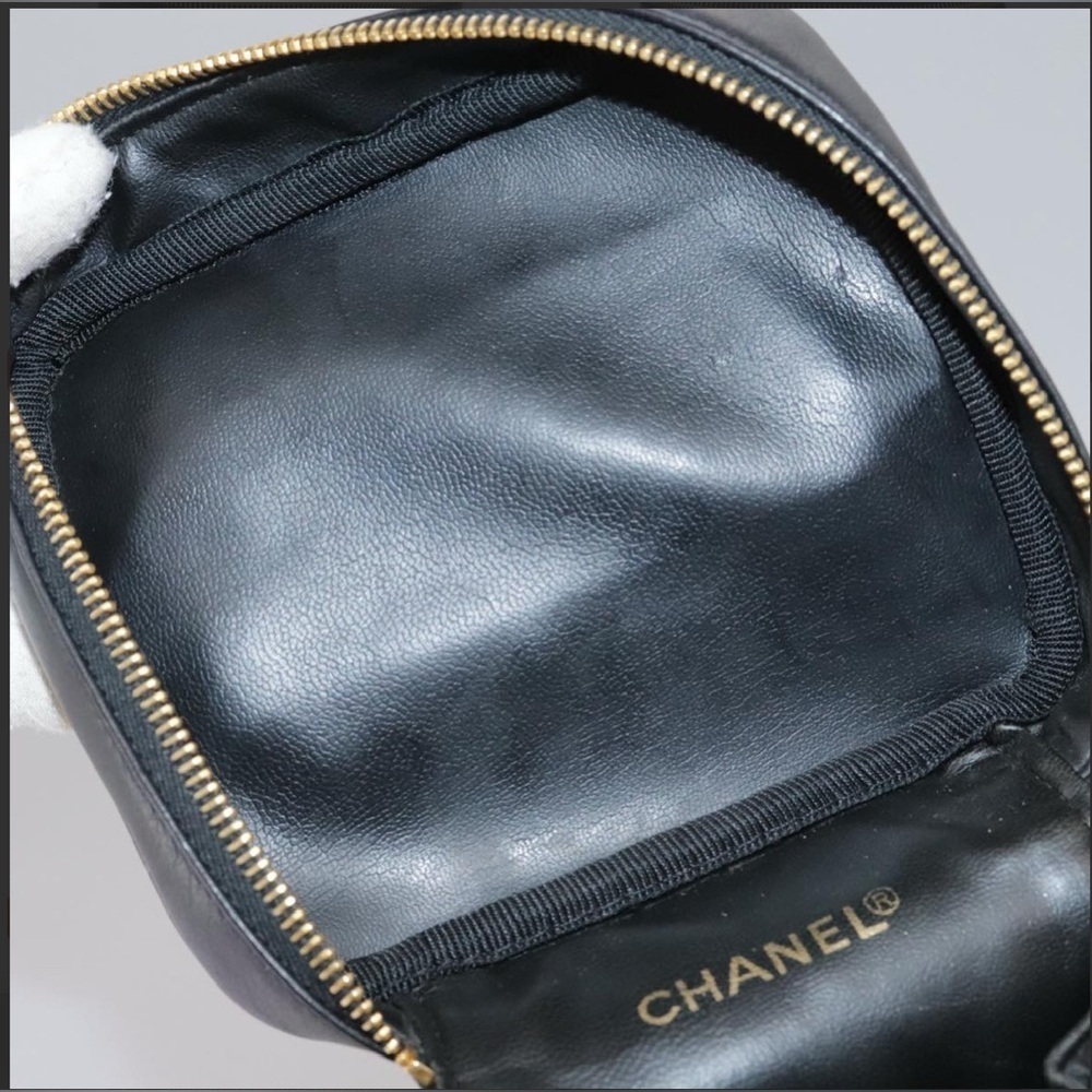CHANEL CC Logo Grained Calfskin Cosmetics Vanity Hand Bag - Picture 13 of 16
